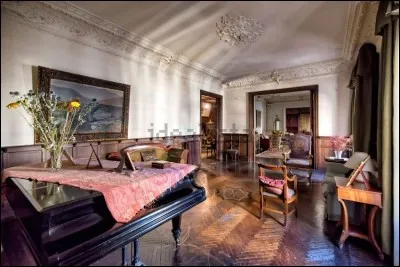 Qui chantait 'J'habite seul avec maman dans un très grand appartement ?