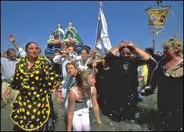 O les gitans se runissent-ils chaque anne le 24 mai pour y fter la vierge noire Sarah ?