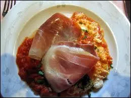 Laquelle de ces charcuteries accompagne traditionnellement la piperade ?