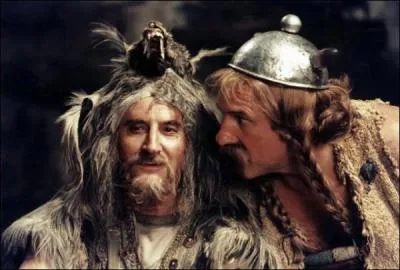 Qui joue le rle du devin Prolix dans ' Astrix et Oblix contre Csar' ? (  gauche sur la photo)