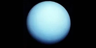 Je suis l'avant-dernière planète du système solaire depuis que Pluton n'est plus considérée comme une planète glaciale. Je suis 15 fois plus lourde que la Terre et 60 fois plus grosse. Qui suis-je ?