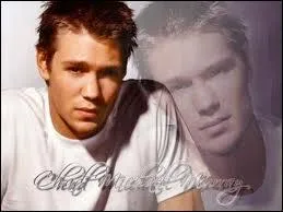 Alors qu'il attend les secours auprs de Haley, accidente, Lucas fait un arrt cardiaque et s'croule. Qui va-t-il voir dans le coma ?