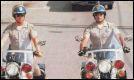 Quel générique de série, diffusée en France à partir de 1983, montre des noeuds autoroutiers et des motos en gros plan ?