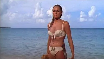 Ursula Andress est Honey Ryder . . James Bond est : . .