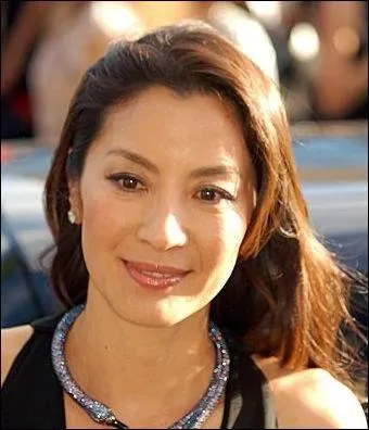 Michelle Yeoh est Wai Lin... James Bond est : .