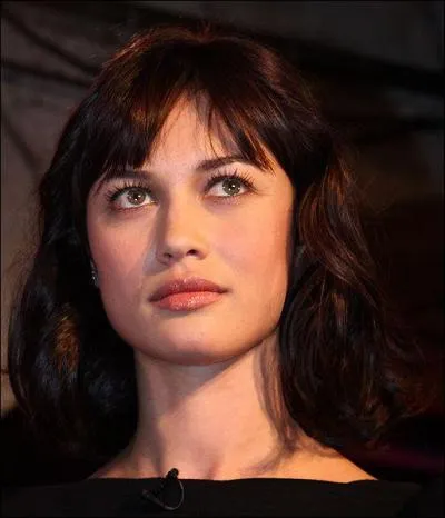 Olga Kurylenko est Camille Montes... James Bond est :