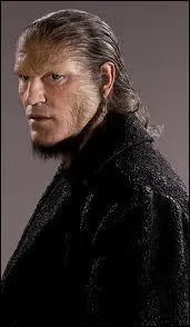 Quel est ce vulgaire personnage, ne portant pas la Marque des Tnbres, mais pourtant autoris  porter leur cape, au service de Voldemort lui aussi ?