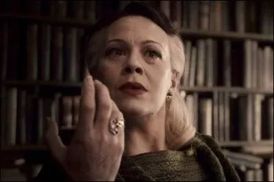 Quelle est cette femme de Mangemort, ne portant pas la Marque des Tnbres, mais servant tout de mme le Seigneur des Tnbres ?