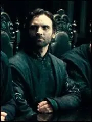 Quel est ce Mangemort, ici assit dans le manoir des Malefoy ?