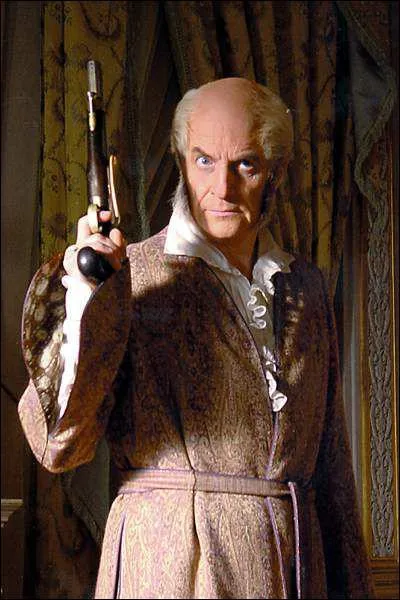 Il est Lautrennes, officier de police, qui aide un jeune biographe, en le mettant sur les traces de son idole disparu dont le nom est le titre du film.