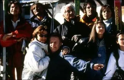 Comme chaque anne, Lo ( D. Glin) rejoint son chalet de Chamonix pour nol, accompagn de sa tribu, ses deux fils et leurs familles.