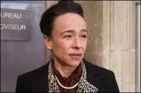 Comment s'appelle la proviseure du lyce d'Adam ?