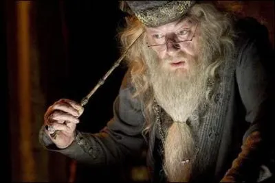 Dans un souvenir, lorsque Voldemort vient pour la deuxime fois demander un poste de professeur, combien de fois Dumbledore a-t-il reu une proposition pour devenir Ministre de la Magie ?