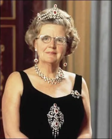 Quelles sont les dates de rgne de Juliana, qui dirigea les Pays-Bas avant Batrix ?