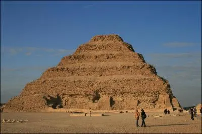 Pour quel pharaon la pyramide de Saqqarah a-t-elle t construite ?