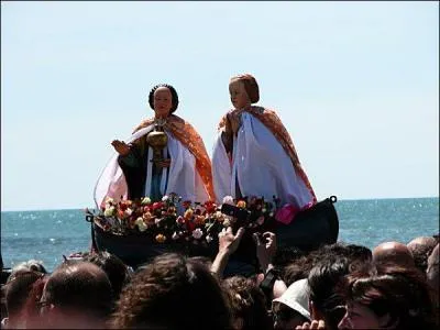 Quelles saintes ont 'baptis' la ville des ' Saintes-Marie de la Mer' ?