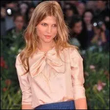 A quel ge fait-elle ses premiers pas sur scne ?