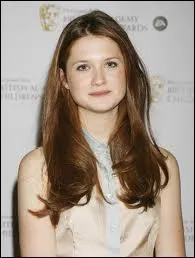 Depuis quand est-elle fiance avec lui ?