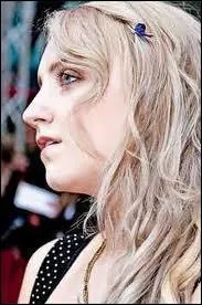 Comment s'appelle sa mre ?