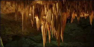 Dans quel sens pousse une stalactite ?