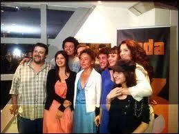 Qui est sur la photo dans la chambre d'Adam au dessus de son lit ?