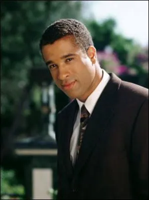 Il est policier et ami des soeurs ...