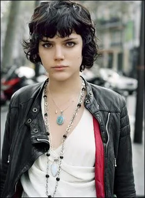 Elle joue avec Franois Cluzet dans 'A l'origine' de Xavier Giannoli.