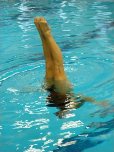 Quand les deux jambes serres sortent de l'eau les pieds en pointes, on appelle a :