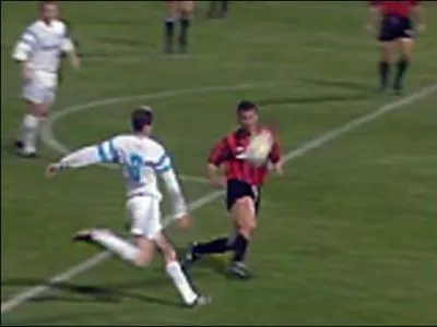 1991, match retour du quart de finale de la Ligue des champions entre Marseille et Milan. Qui qualifie l'OM en marquant l'unique but de la partie d'une reprise de vole ?