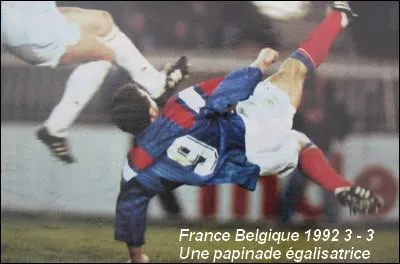 1992, match amical entre la France et la Belgique. Il marque un but qui est dans la pure tradition de ses clbres papinades.