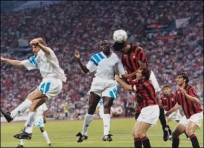 26 mai 1993, finale de la Ligue des champions entre l'OM et Milan. Qui marque le but de la tte suite  un corner ?