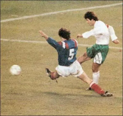 1993, match de qualification pour la Coupe du monde 1994 entre la France et la Bulgarie. Il limine la France dans les arrts de jeu grce  un raid solitaire suivi d'une frappe sous la barre.