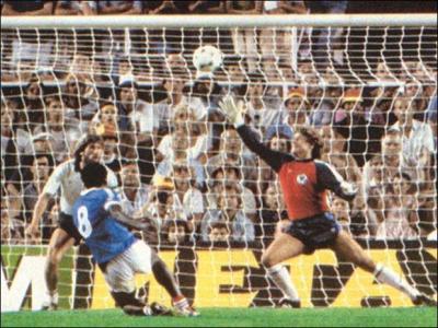 1982. Demi-finale de la Coupe du monde entre la France et l'Allemagne. Qui donne l'avantage  la France d'une superbe reprise de vole lors des prolongations ?