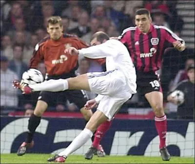2002. Finale de la Ligue des champions entre le Real Madrid et le Bayer Leverkusen. Qui excute cette reprise extraordinaire du gauche qui donne un avantage dfinitif  son quipe ?