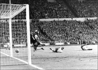 Remontons le temps. 1966 : finale de la Coupe du monde entre l'Angleterre et l'Allemagne. Qui marque ce but anglais, qui fait toujours polmique, pendant les prolongations ?