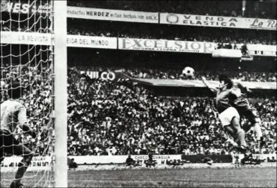 1970, finale de la Coupe du monde entre le Brsil et l'Italie. Il ouvre le score en s'levant plus haut que son dfenseur et pique le ballon de la tte.