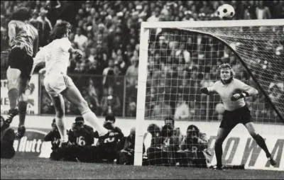 1976, finale de la Ligue des champions entre Saint-Etienne et le Bayern de Munich. Qui fait cette tte qui aurait d tre un but si les poteaux n'avaient pas t carrs ?