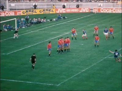 1984 : Finale de l'Euro entre la France et l'Espagne. Qui marque ce coup franc au gardien Arconada dont la boulette allait par la suite porter son nom.