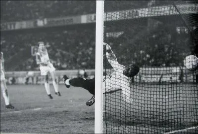 1986, finale de la Coupe de France entre Bordeaux et Marseille. Qui crucifie le gardien marseillais Bell, d'un superbe lob  la 117me minute ?