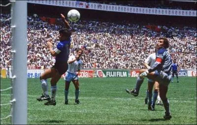 1986, quart de finale de la Coupe du monde entre l'Argentine et l'Angleterre. Lors du premier but, il dribble toute l'quipe adverse et lors du second il marque de la main. Qui est-ce ?