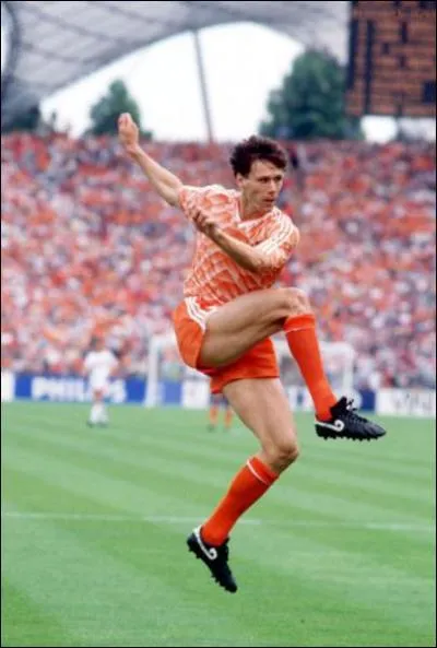 Finale de l'Euro 1988 entre les Pays-Bas et l'URSS. Il marque un but somptueux d'une reprise de vole.