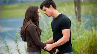 Comment Bella s'est-elle casse les phalanges ?