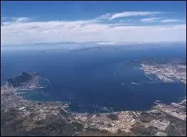 C'est une enclave anglo-saxonne qui agace des ibres !