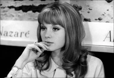 Dans ce film, il avait pour partenaire la soeur de Catherine Deneuve, disparue en 1967. Elle s'appelait :