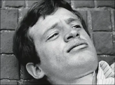 Dans ce film, Belmondo joue le rle de Michel Poiccard, un jeune dlinquant. A la fin, allong sur le sol  cause d'un tir policier, il dit une phrase clbre. Quelle est-elle ?