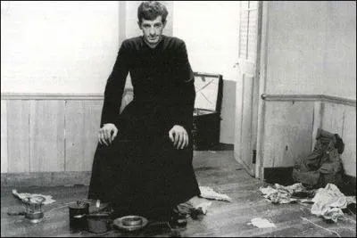 Comment s'appelait-il dans un film de Melville en 1961, dans lequel il jouait le rle d'un prtre dont s'prenait Emmanuelle Riva ?