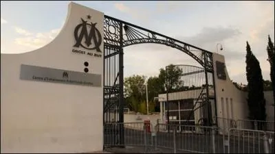 Donnez le nom du jeune espoir qui évoluait en équipe réserve et qui vient de signer un contrat professionnel ?