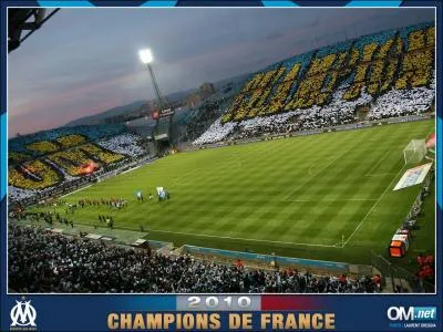 Combien de places comporte le stade Vélodrome ?