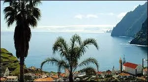 A quel pays appartient l'archipel de Madre, situ au large du Maroc dans l'Ocan Atlantique ?