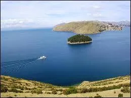 En Amrique du Sud, le lac Titicaca est le plus haut lac navigable du monde, mais quelle frontire le traverse ?